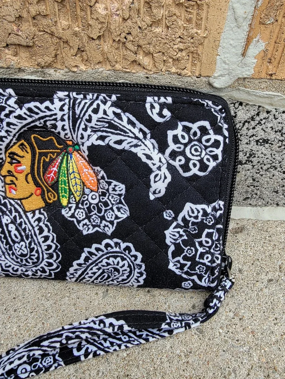 Vera Bradley Black & White Paisley Chicago Blackhawks Wristlet Wallet - Picture 4 of 10